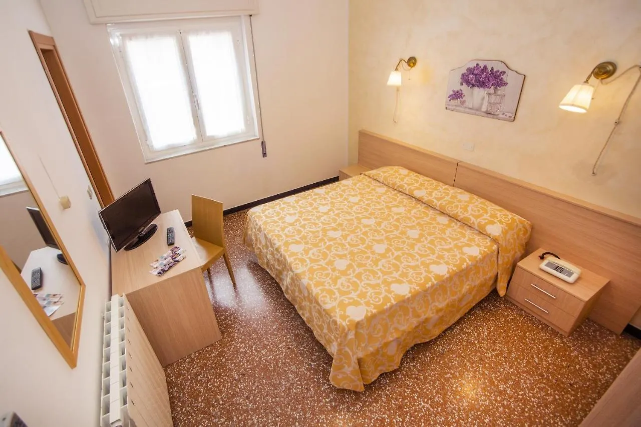 B&B Hotel Costa Azzurra Spotorno 2*,